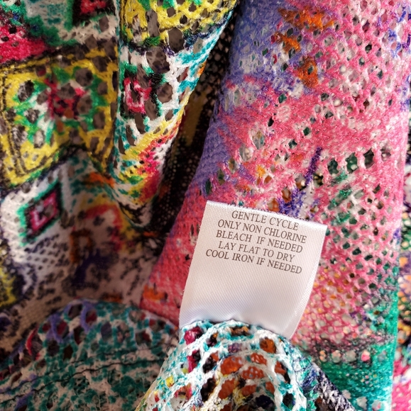 ALMOST FAMOUS Eclectic Graphic Woven Multicolored Cold-shoulder Boho Crop Top - Picture 4 of 13